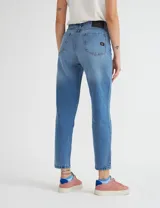 Pantalón de jean celeste, corte recto, tiro alto y largo a la pantorrilla.