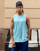 Musculosa celeste con logo Umbro estampado en el pecho.