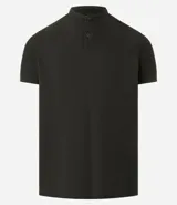 Polo de hombre de manga corta, color beige claro, con cuello mao y tapeta de dos botones.