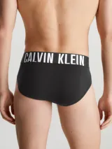 Pack de tres slips Calvin Klein de la colección Intense Power, confeccionados con mezcla de algodón y elastano. Diseño minimalista color negro con cinturilla elástica blanca con el logo de la marca.