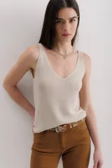 Musculosa color beige con lurex, escote en V y breteles finos.