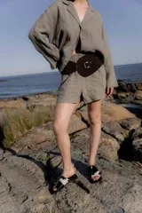 Sandalias planas con capellada de cuero con estampado animal print, punta cuadrada y suela de goma.