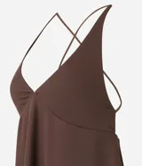 Vestido midi evasé color marrón chocolate, confeccionado en tul, con escote en V, breteles finos y puntas laterales alongadas.