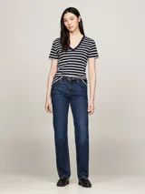 Remera Tommy Hilfiger de algodón a rayas horizontales azul marino y blancas, con cuello en V y logo bordado en el pecho.