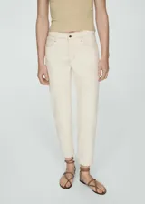 Pantalón de jean color crudo, de corte mom fit, tiro alto, cinco bolsillos y cierre con cremallera y botón.