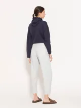 Pantalón color ladrillo de corte slouchy con cinco bolsillos y pinzas en las rodillas que estructuran la silueta con un aire urbano. Incluye metales en acabado níquel.