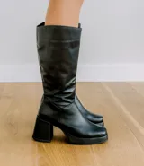 Bota de cuero vacuno negro, con taco de madera forrado en cuero de 7 cm y cierre YKK en el lateral.