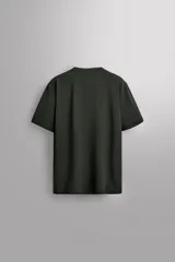 Remera deportiva color rosa claro, de tejido técnico ligero y elástico con estructura. Cuello redondo, manga corta, costuras planas y logo estampado.