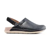 Zueco negro con capellada calada con diseño floral, plantilla confort y tira trasera ajustable.
