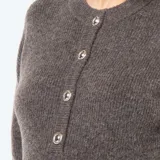 Vestido corto tejido de punto color marrón con cuello redondo y cierre parcial con botones. Ideal para lactancia.