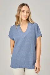 Remerón de tejido de punto color celeste con lurex, escote en V y mangas cortas.