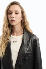 Blazer negro de cuero con solapas de muesca, cierre con un botón, bolsillos delanteros con solapa y corte holgado.