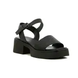 Sandalia de plataforma color negro con taco bloque y suela gruesa. Presenta una tira frontal ancha con textura de grabado trenzado y una correa ajustable al tobillo con hebilla.