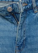Pantalón de jean celeste de corte recto, tiro medio, con cinco bolsillos, cierre de cremallera y botón, trabillas y bajo deshilachado.