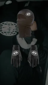 Conjunto de pasamontañas y guantes negros con logo estampado en blanco.