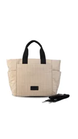 Cartera negra tipo tote bag con diseño capitoneado, doble asa corta y correa larga ajustable. Incluye bolsillos laterales y bolsillo frontal amplio.