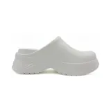 Zueco color beige con plataforma y diseño robusto.