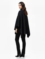 Ruana negra de tejido suave, con borde ribeteado en eco cuero y cierre frontal con botones metálicos dorados.