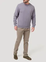 Buzo de algodón orgánico color gris jaspeado, con cuello redondo y terminaciones en rib en cuello, puños y pretina. Presenta un pequeño parche bordado de un pato en el pecho.