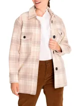 Chaqueta tipo camisa de lana a cuadros color fucsia, rojo y beige, con cuello camisero, cierre frontal con botones, dos bolsillos de parche en el pecho y mangas largas.