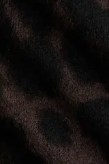 Buzo boxy de punto jacquard suave, con estampado de leopardo en tonos marrón oscuro y negro. Presenta cuello redondo acanalado, hombros caídos y mangas al codo.