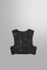 Chaleco deportivo negro confeccionado en tejido técnico transpirable con detalles reflectantes. Cierre frontal con tres hebillas de liberación rápida, múltiples compartimentos de malla elástica, bolsillos con cremallera en la parte frontal y posterior, y tira elástica posterior ajustable.
