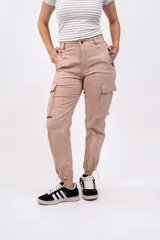 Pantalón cargo color beige con bolsillos laterales y tobillos ajustables con cordón.