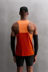 Camiseta deportiva sin mangas color beige, confeccionada en tejido técnico ligero y elástico con estructura perforada. Tiene cuello redondo amplio, sisas con acabados termofijados, bajo con aberturas laterales y logo estampado.