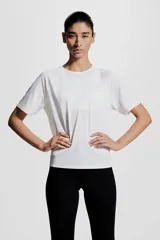 Remera deportiva blanca de corte holgado, cuello redondo y mangas raglán cortas. Confeccionada en tejido funcional DryMove™ con detalle reflectante en la espalda.
