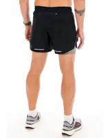 Short de running Nike Running Division, color negro, con short interior gris. Cuenta con tecnología Dri-FIT, tejido Ripstop repelente al agua, bolsillos laterales y trasero con cremallera, y bolsillo interior.
