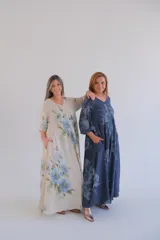 Vestido largo de lino color azul con estampado floral, corte amplio, mangas 3/4 y cuello en V.