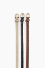 Pack de tres cinturones finos de cuero sintético, con hebilla metálica dorada. Incluye un cinturón color beige, uno color marrón y uno color negro con costuras blancas.