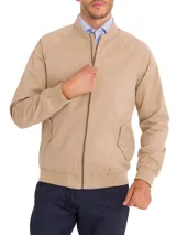 Campera bomber color beige de algodón orgánico con spandex, corte regular, cuello, puños y pretina acanalados, cierre frontal, bolsillos delanteros con solapa y broches ocultos, bolsillos internos y forro de franela.