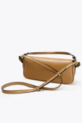 Bolso bandolera color camel con doble asa: una asa larga regulable y una asa de hombro. Tiene un bolsillo interior con cierre mediante cremallera metálica y detalle de solapa con cierre imantado.
