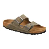 Sandalias Birkenstock Arizona con plantilla suave, confeccionadas en cuero aceitado color verde oliva, con dos correas ajustables con hebillas metálicas.