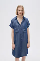 Vestido camisero azul de viscosa con cuello, botones y mangas cortas.