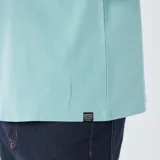 Remera celeste de corte recto y mangas cortas.