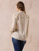 Camisa a rayas verticales finas color beige y blanco, marca Alex & Jordan. Tiene cuello con solapa, abertura central con botones y bolsillo aplicado en el pecho.