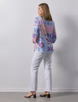 Blusa estampada de seda fría marca Ruby Rd., con cuello redondo con aberturas y mangas 3/4 amplias.
