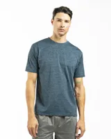 Remera deportiva gris oscuro de poliéster y spandex, de manga corta y cuello redondo.