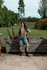 Remerón verde militar de corte holgado, con cuello redondo y estampado de sol y luna en tonos marrones.