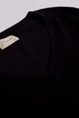 Remera negra de manga larga con escote en V.