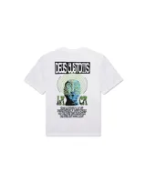 Remera blanca de manga corta con cuello redondo y estampado pequeño en el pecho con el logo de la marca y un diseño gráfico.