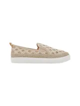 Alpargatas color coral con capellada de tejido yute y elástico en el empeine. Suela blanca con aplicación de yute y plantilla memory foam.