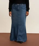 Pollera midi de jeans azul, corte sirena, con cintura elástica, trabillas, bolsillos laterales y recortes verticales.