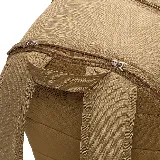 Mochila Nike Heritage Eugene color beige con logo blanco estampado en el frente. Cuenta con un compartimento principal con cierre de doble cremallera, un bolsillo frontal con cierre y un bolsillo lateral abierto. Tiene correas acolchadas ajustables y asa de mano en la parte superior.