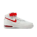 Championes Nike Air Force 1 Alto Evo para hombre, color blanco con detalles en rojo. Diseño de caña alta con correa ajustable en el tobillo y cámara de aire visible en la entresuela.