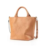 Bolso tote color suela con textura símil cuero croco, doble asa corta y correa larga regulable y extraíble. Tiene cierre superior, bolsillo interno con cierre y dos bolsillos abiertos.