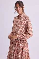 Vestido de manga larga con estampado en blanco y negro, de corte fluido y ajuste relajado.
