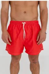Short de baño celeste con cintura elástica y cordón ajustable.